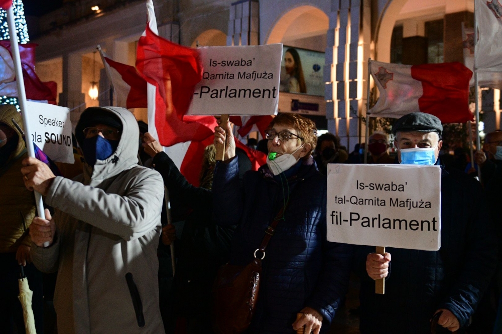 Dimostranti jinġabru quddiem il-Parlament u jitolbu riżenja ta' Farrugia u Cutajar