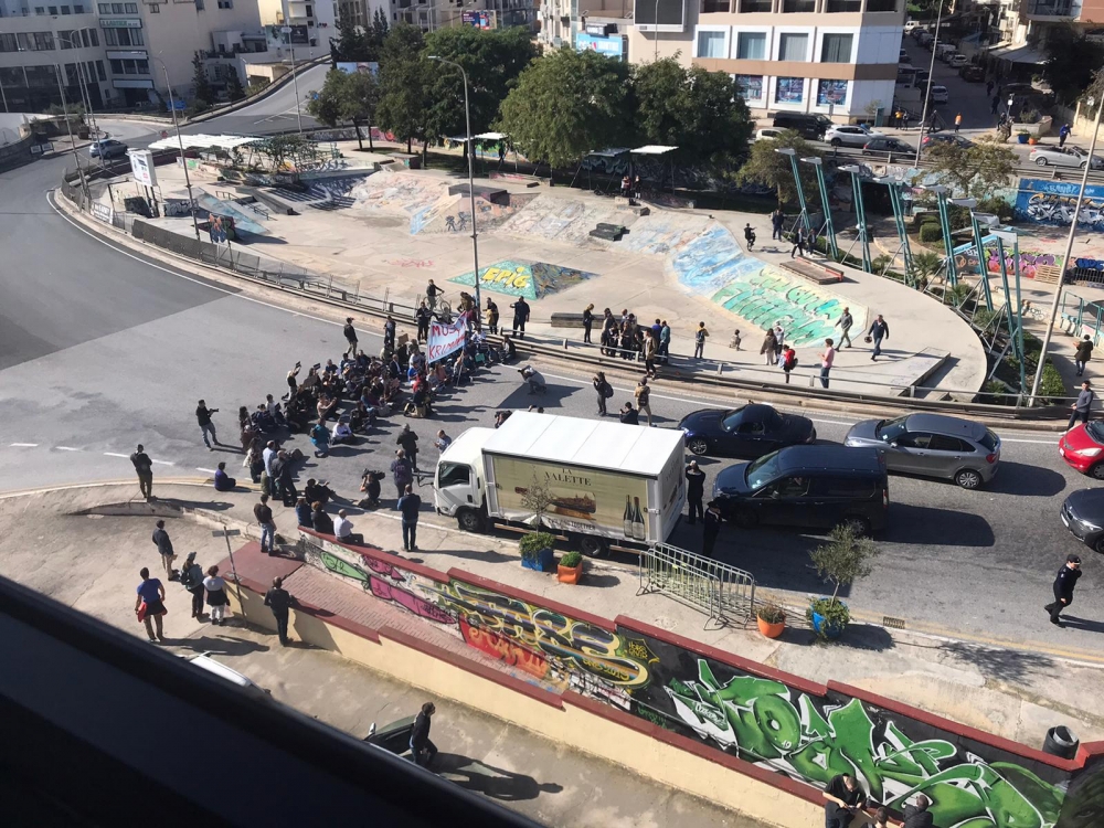 Studenti jagħlqu t-triq ħdejn l-iskate park