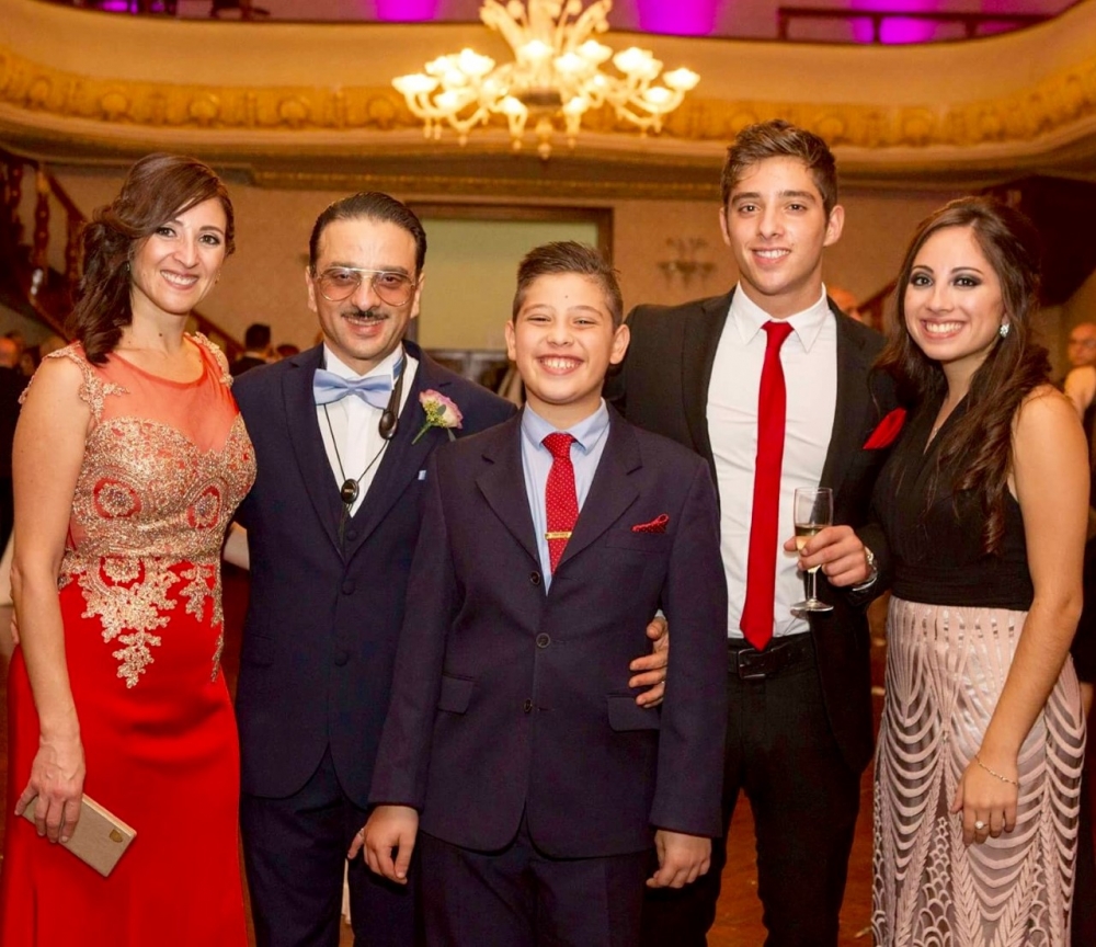 Il-Pusè flimkien mal-familja tiegħu