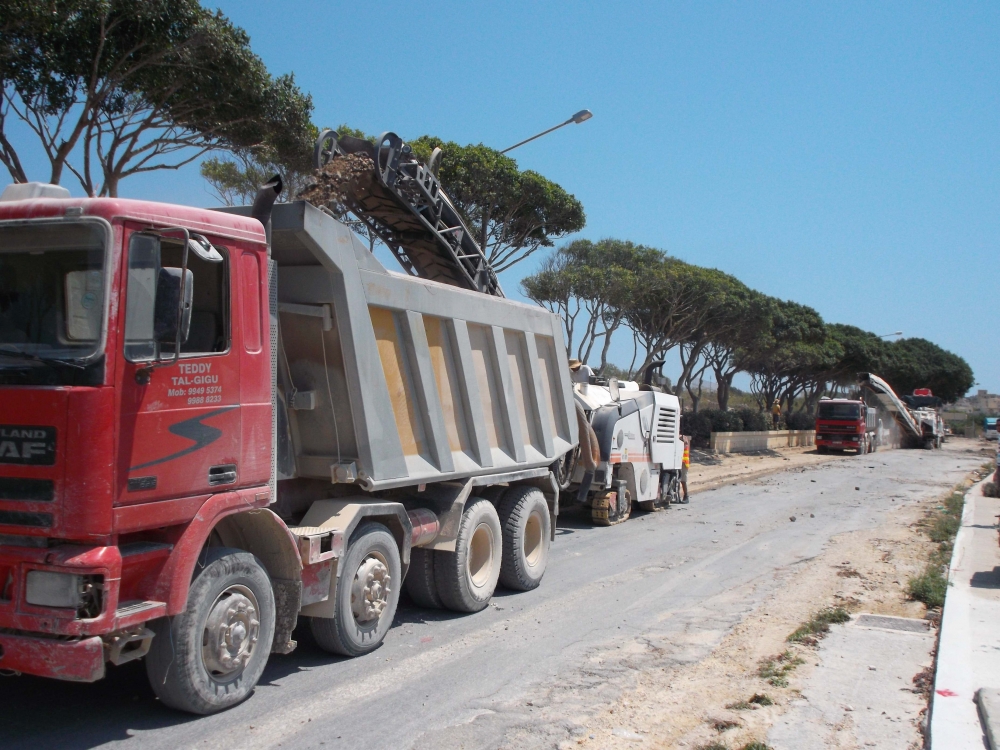 qed jintuża l-makkinarju kollu biex ix-xogħol ikompli jimxi b'ritmu tajjeb