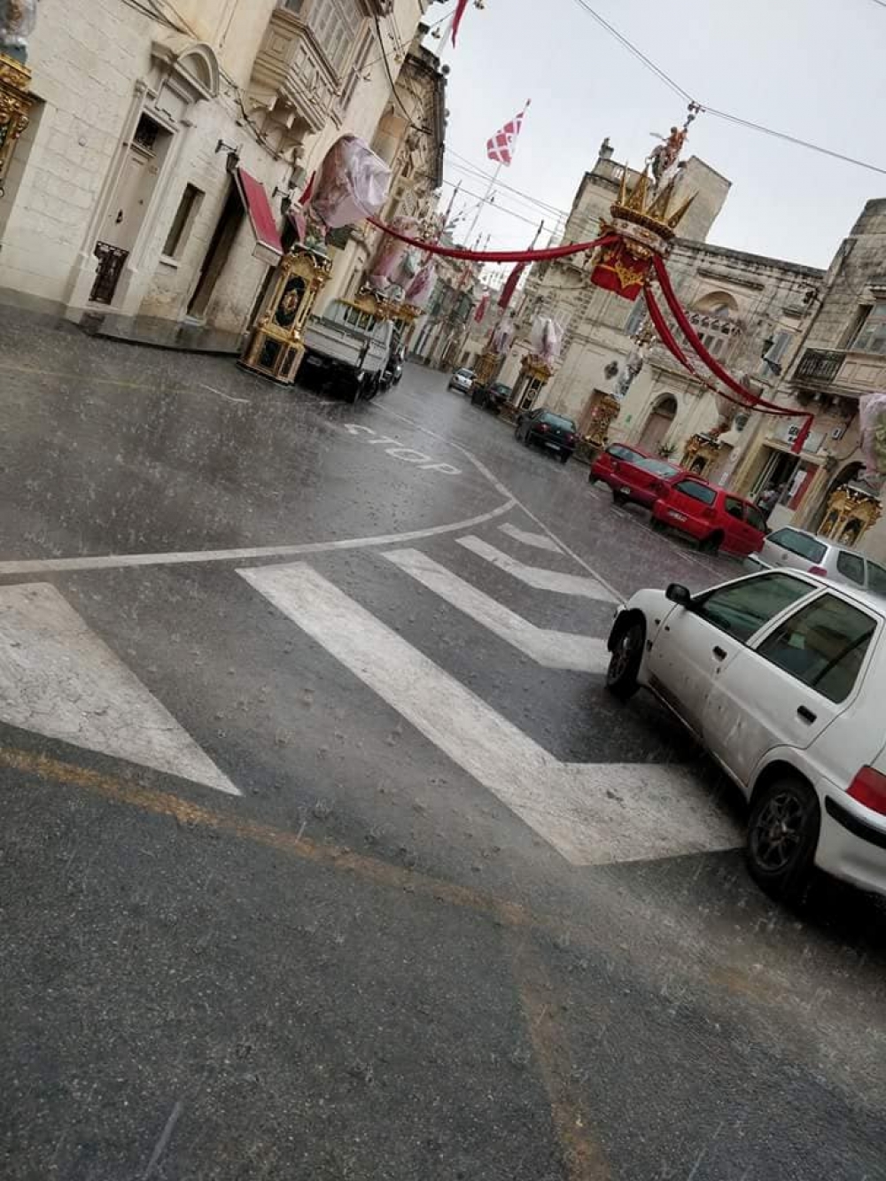 It-triq ewlenija ta' quddiem il-knisja ta' San Ġorġ