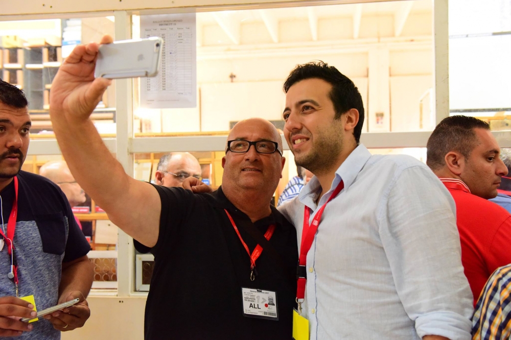 Ray Tabone jirriżenja mill-Kunsill wara li nħatar Direttur. hawn jidher mas-Segretarju Parlamentari Clint Camilleri