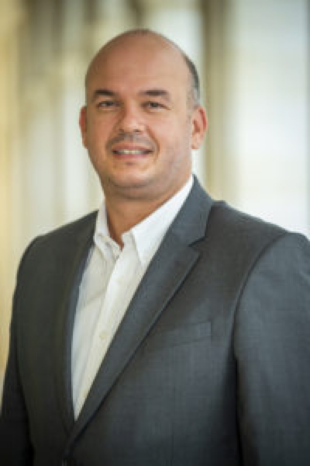 Clifford Caruana, tabib fi sptar privat   