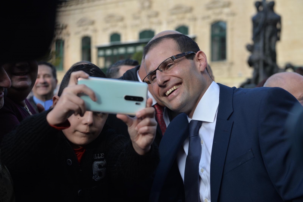 Robert Abela, jieħu ritratti man-nies fil-pjazza quddiem il-Palazz tal-President | Ritratt James Bianchi