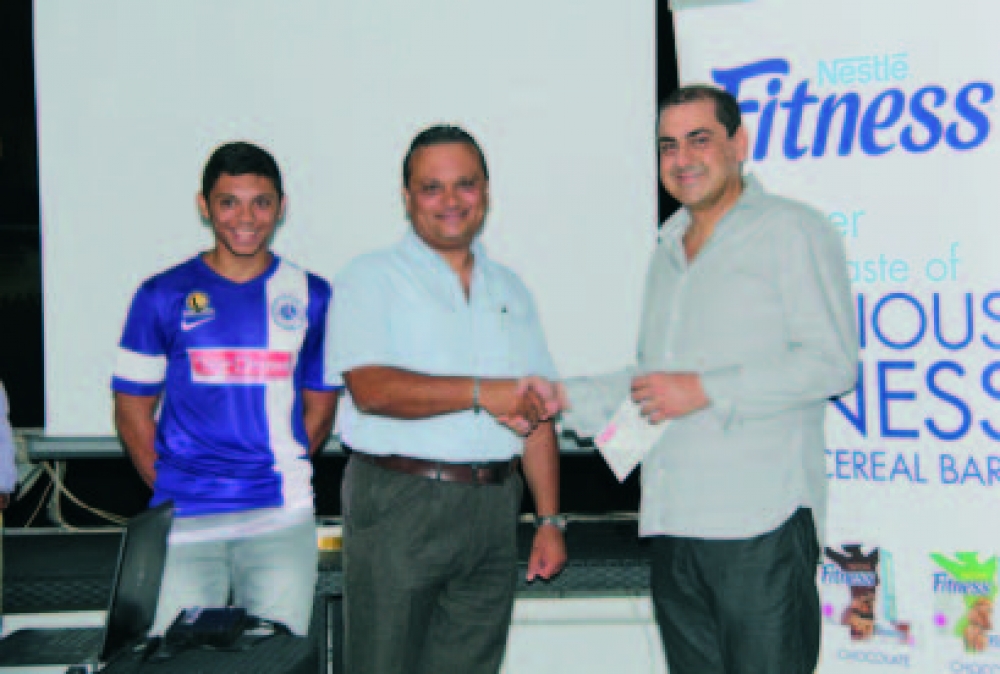 Is-Sur Robert Tabone (Top Choice) jippreżenta l-isponsor lis-Sur Angiolino Sciberras (President ta’ Luxol Badminton Club)