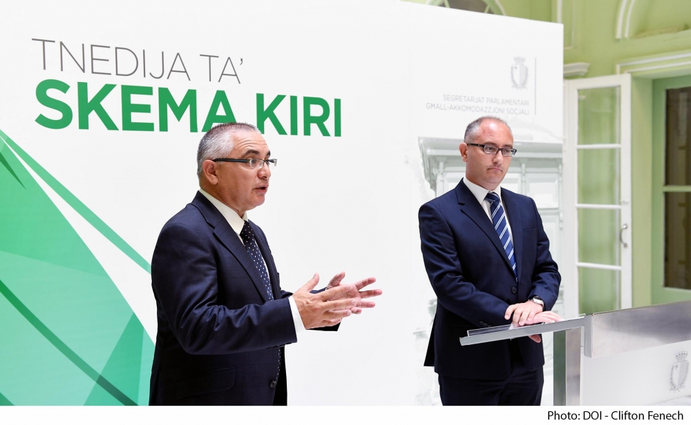 Is-Seg Parlamentari Roderick Galdes waqt it-tnedija ta' Skema Kiri