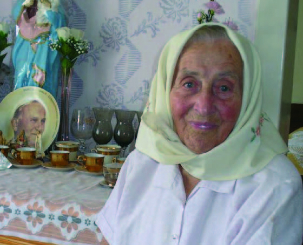 Iz-zija Roska, mara ta’ ħamsa u tmenin sena li qatt ħadd ma raha mingħajr il-maktur ma’ rasha, ħlief forsi żewġha fis-satra tal-lejl