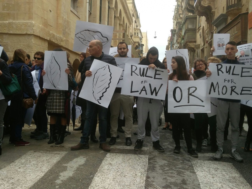Grupp ta' nies quddiem Dar l-Ewropa b'messaġġi dwar is-saltna tad-dritt | Ritratt Liam Carter