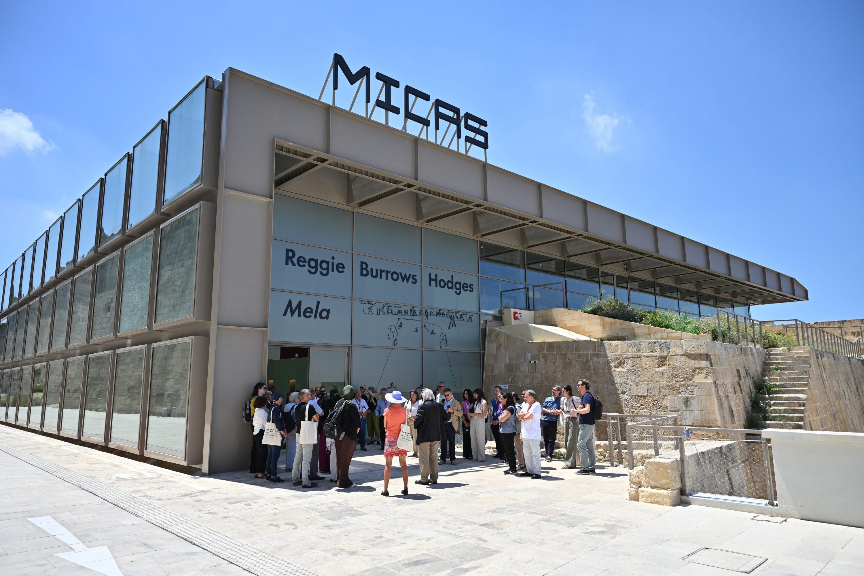 'Reggie Burrows Hodges: Mela' fl-aqwa ħames wirjiet tal-istaġun, skont Frieze u Artsy