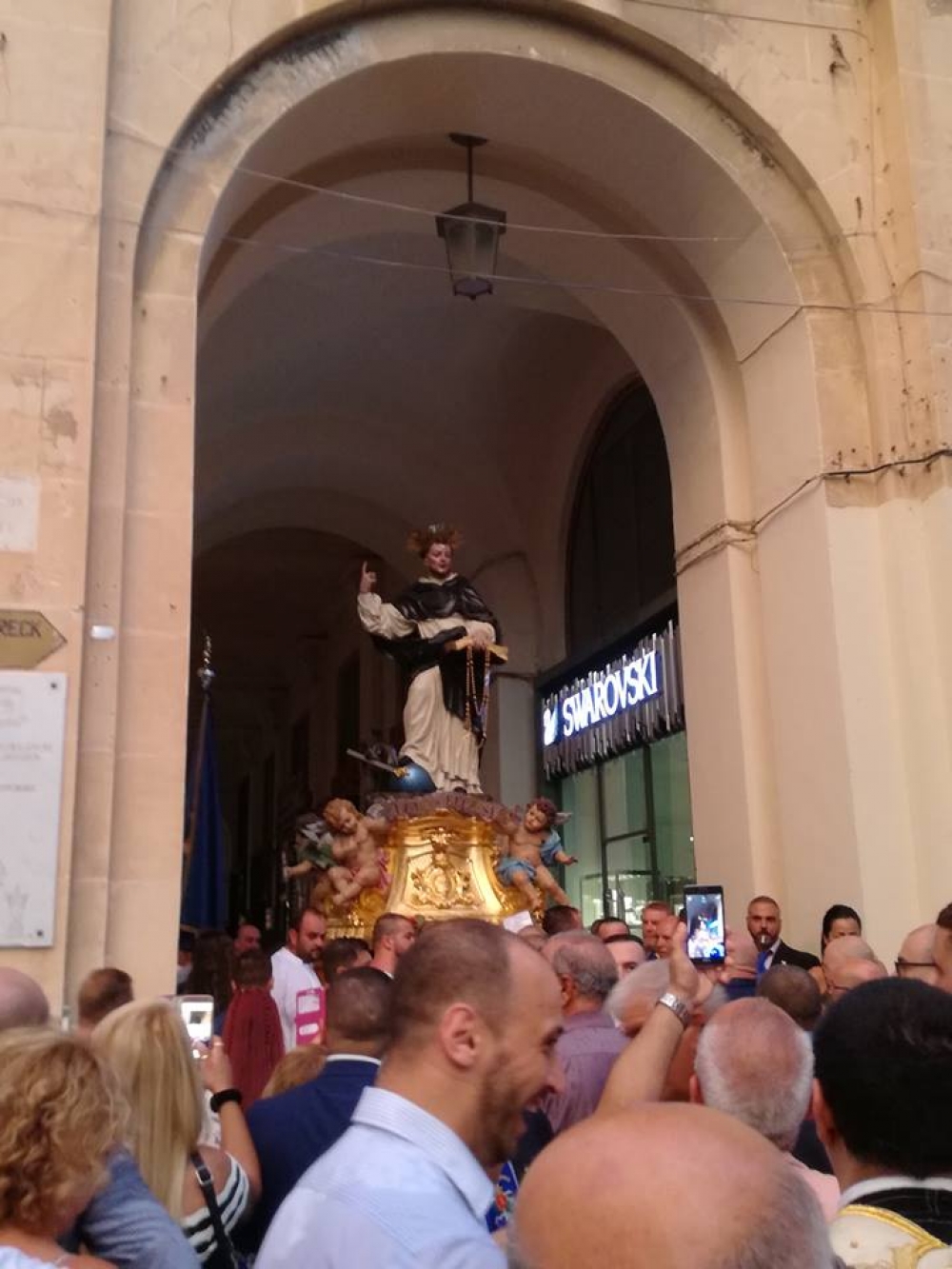 Il-vara ta' San Duminku tistkenn taħt il-loġoġ fi Triq ir-Repubblika