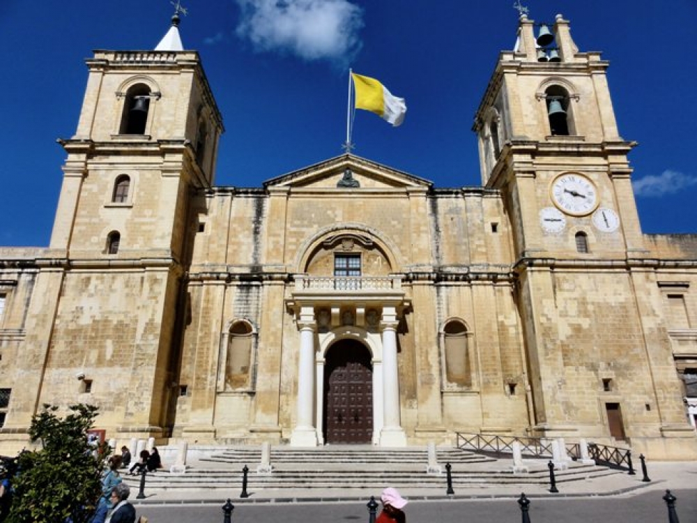 It-tkabbir tal-Mużew ta' San Ġwann ifisser ukoll l-iżgombru ta' erba' ħwienet madwar dan il-post storiku