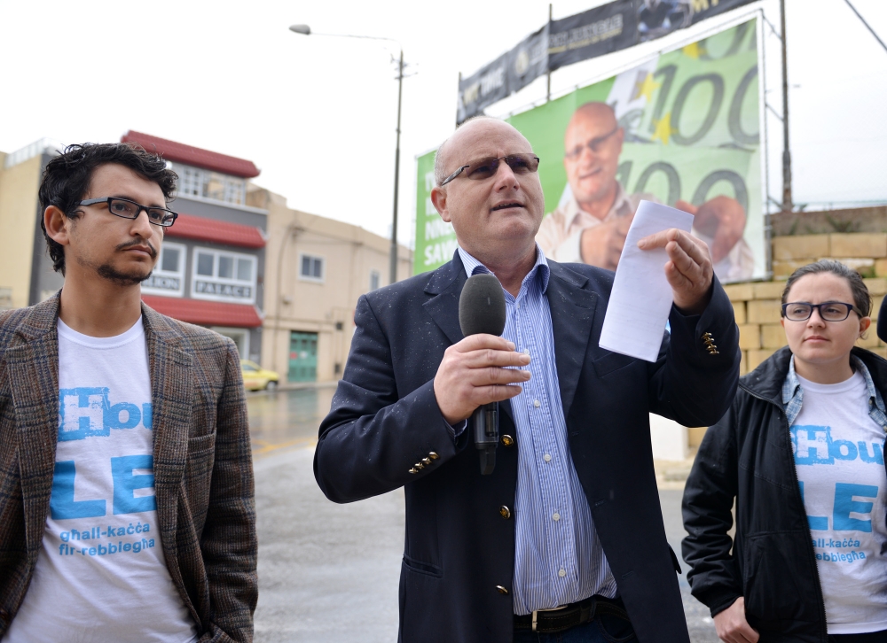 Saviour Balzan jindirizza konferenza stampa quddiem wieħed mill-billboards 