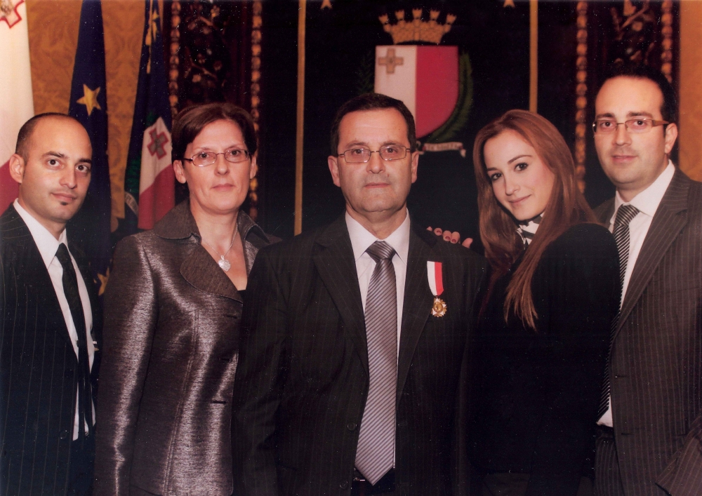 Il-familja kollha tas-CVC: James, il-mara, Alvin, Katya u George
