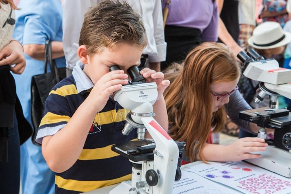 Numru kbir ta' tfal iżuru Science in the City