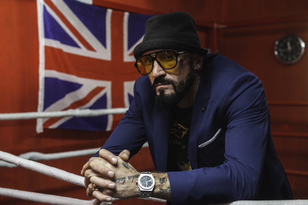 Tnejn fosthom il-boxer Scott Dixon illiberati wara ġlieda fl-arena ta’ San Ġiljan waqt logħba tal-boxing