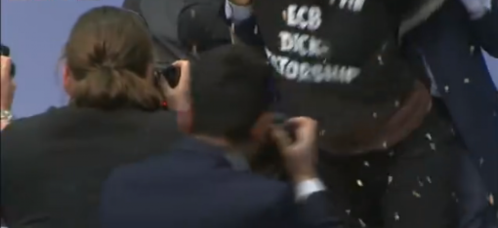 Id-dimostranta dehret bi flok bl-istess messaġġ 