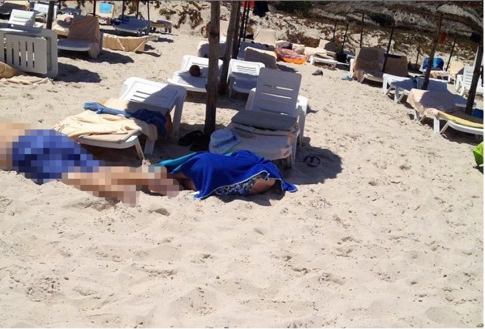 It-terroristi bdew jisparaw fuq il-bajja, fejn ħasdu l-ħajja ta' xi wħud mit-turisti li sabu hemm 