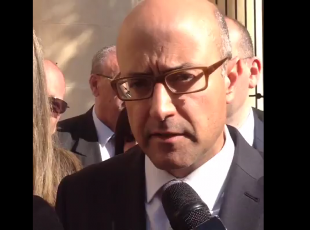 Id-Deputat Nazzjonalista Jason Azzopardi jindirizza lill-ġurnalisti dalgħodu quddiem il-Qorti