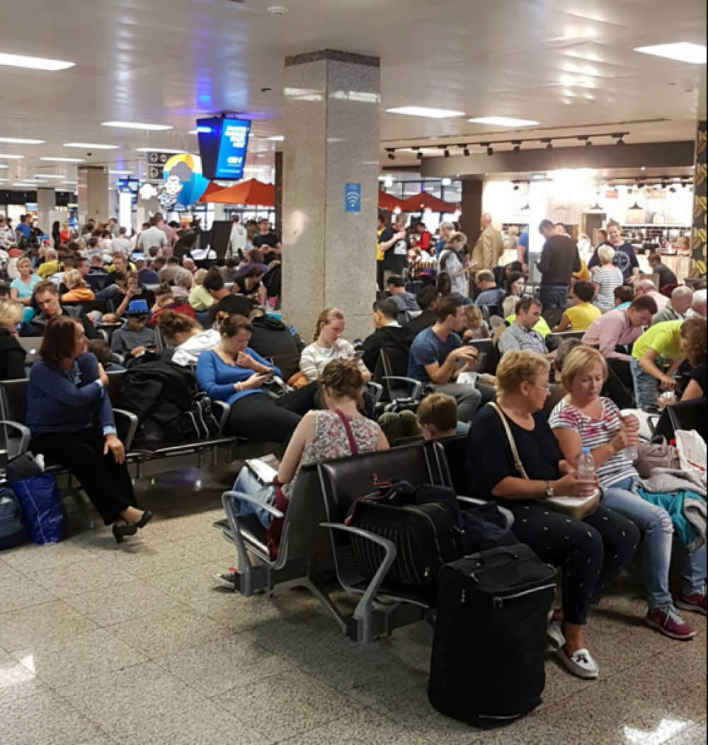 Persuni fl-ajruport jistennew it-titjira tagħhom wara li t-titjiriet minn u lejn Malta ġew posposti
