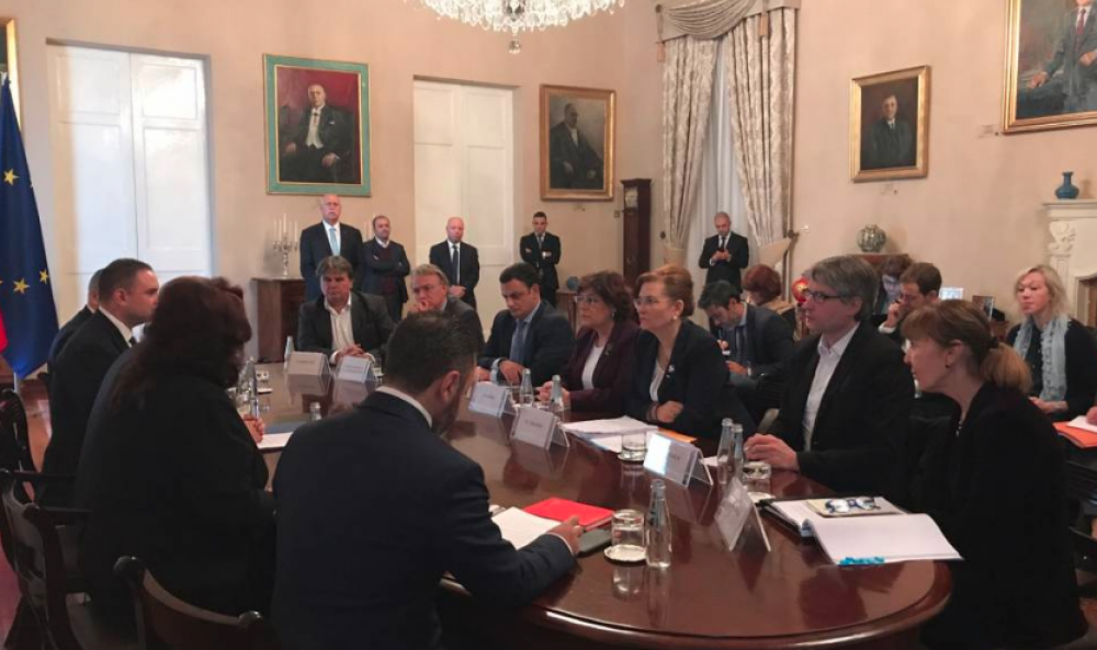 Id-delegazzjoni tal-MEPs waqt laqgħat f'Kastilja