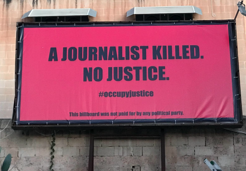 Qieħed mill-billboards li tneħħa matul il-lejl