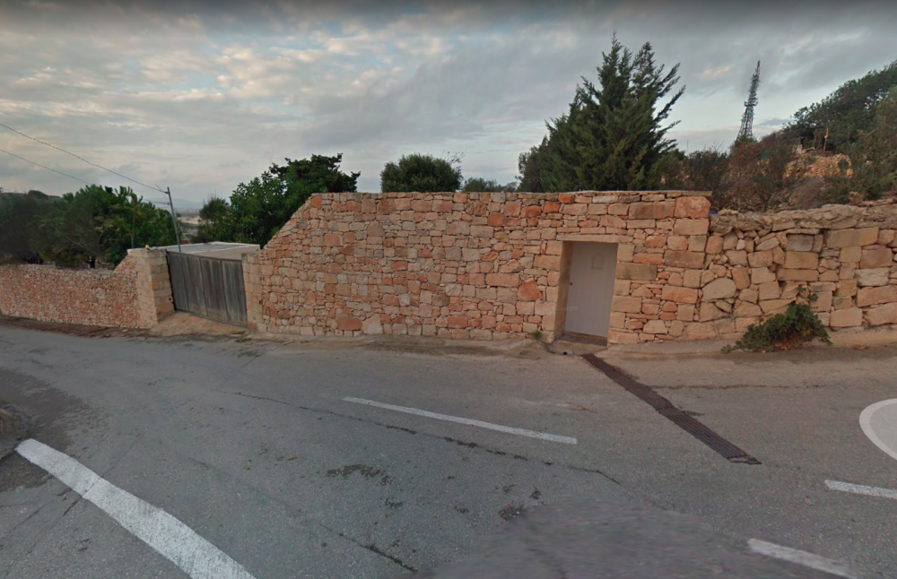 Il-kamra kif kienet qabel l-isplużjoni Ritratt: Google Maps