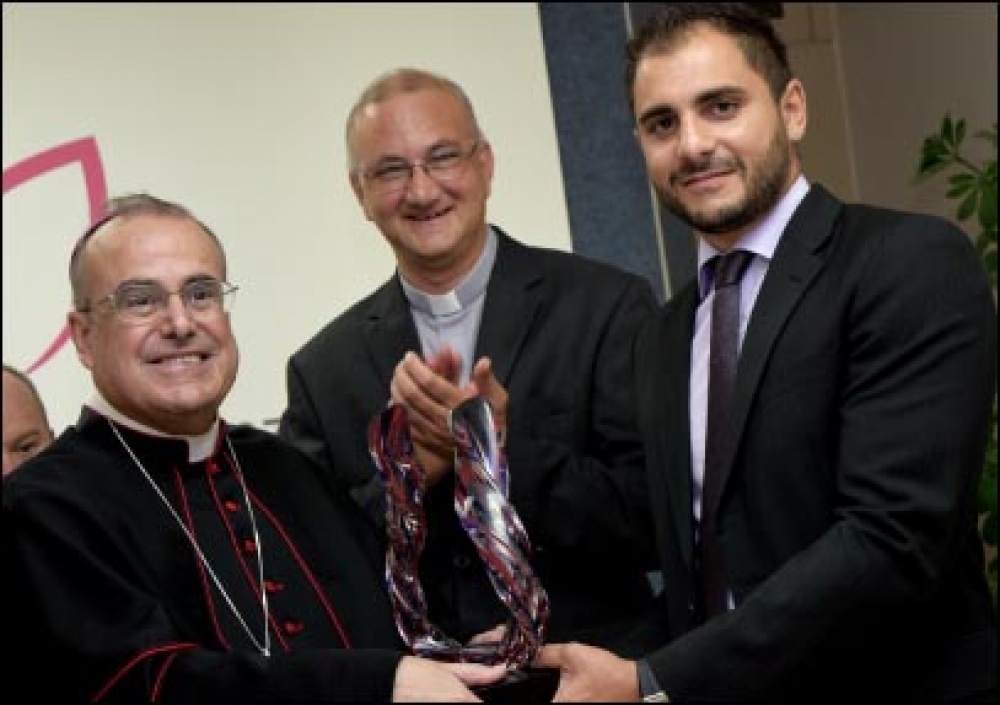 Sean Cini jingħata trofew għad-disinn ta’ logo ġdid għad-Dar tal-Providenza