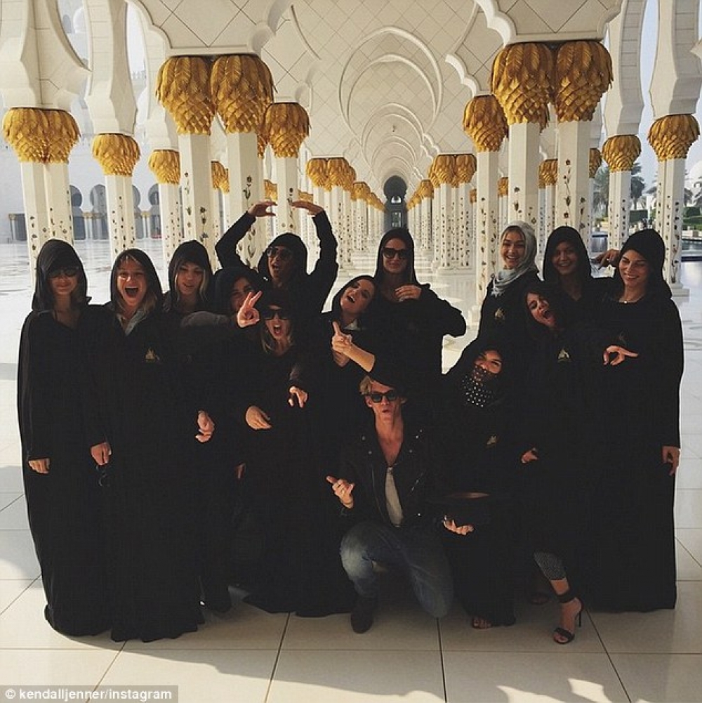 Selena Gomez ma' Kendall Jenner, Gigi Hadid, Cody Simpson u Shay Mitchell fil-Moskea