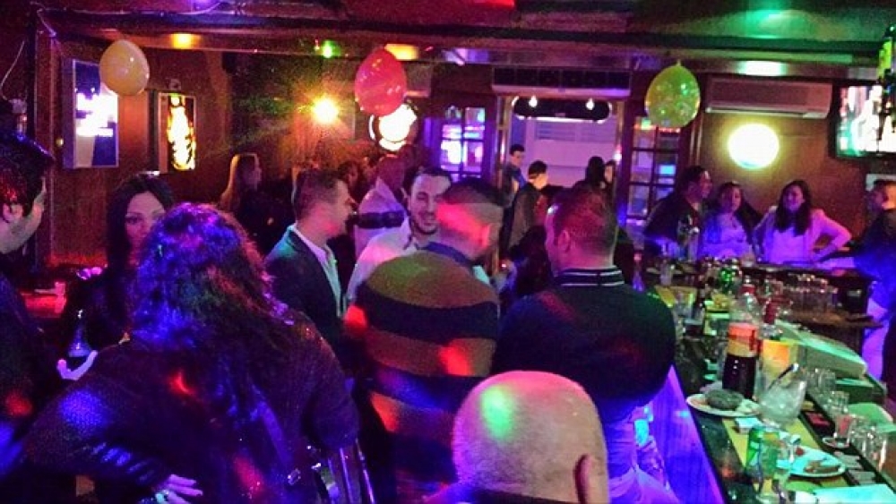Il-Bar fil-Qawra fejn Dragana Mihalykovic iltaqgħet maż-żewġt irġiel