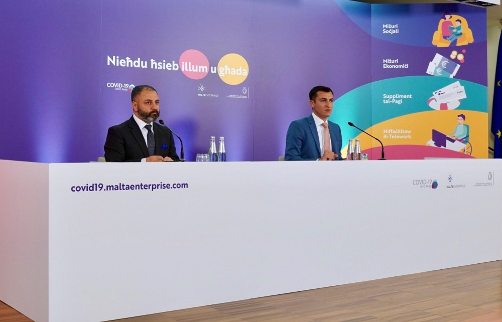 Il-Ministru Schembri u ħdejh Kurt Farrugia