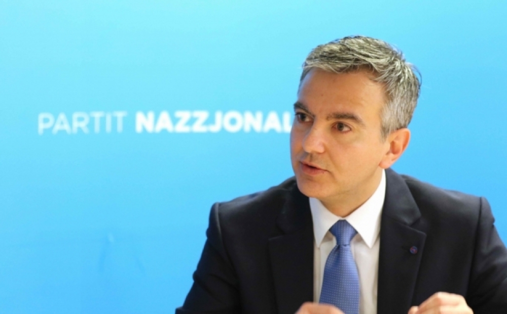 Simon Busuttil isaqsi lill-Prim Ministru għaliex għadu jwebbes rasu biex ikollu l-monument għall-korruzzjoni perikoluż fil-bajja ta’ Marsaxlokk
