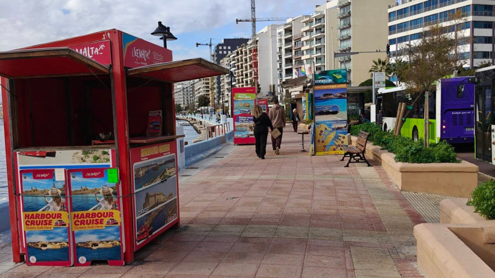 Imwejjed u siġġijiet ikomplu jieklu mill-ispazju tal-bankini