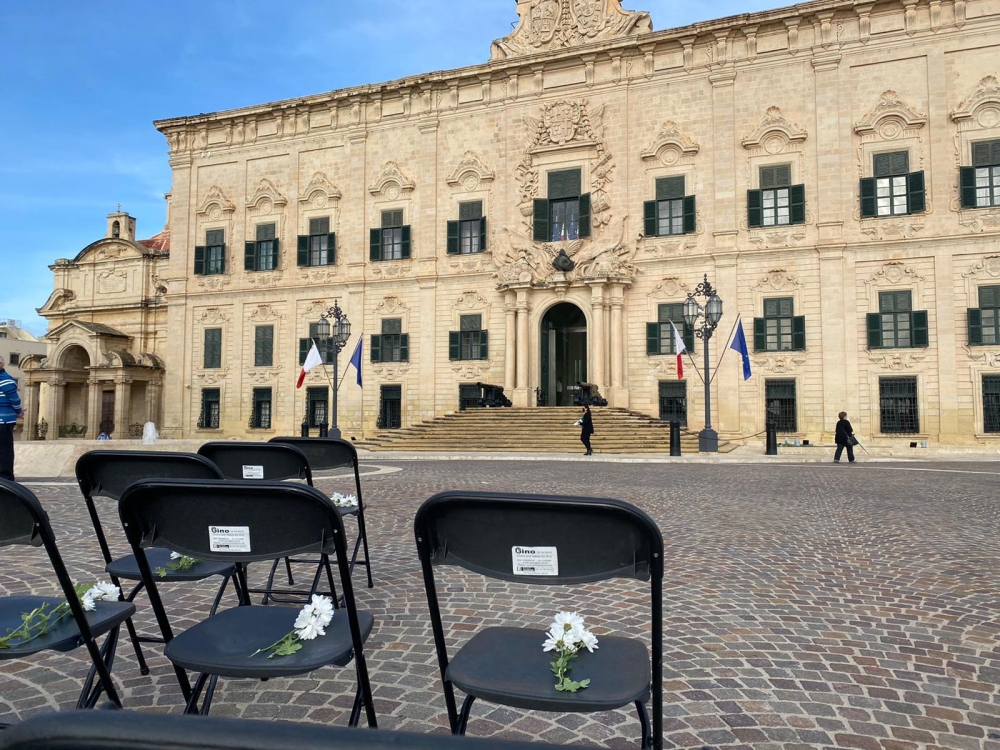 Siġġijiet quddiem il-binja ta' Kastilja