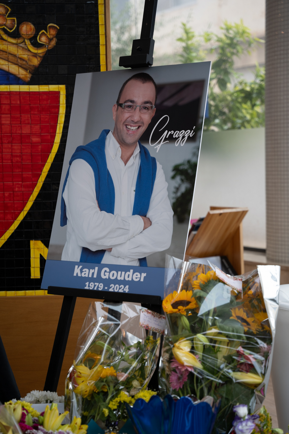 Mijiet joħonqu l-foyer tad-Dar Ċentrali matul il-ġimgħa b'tislima lill-eks MP Karl Gouder. (Ritratti: James Bianchi/ILLUM)