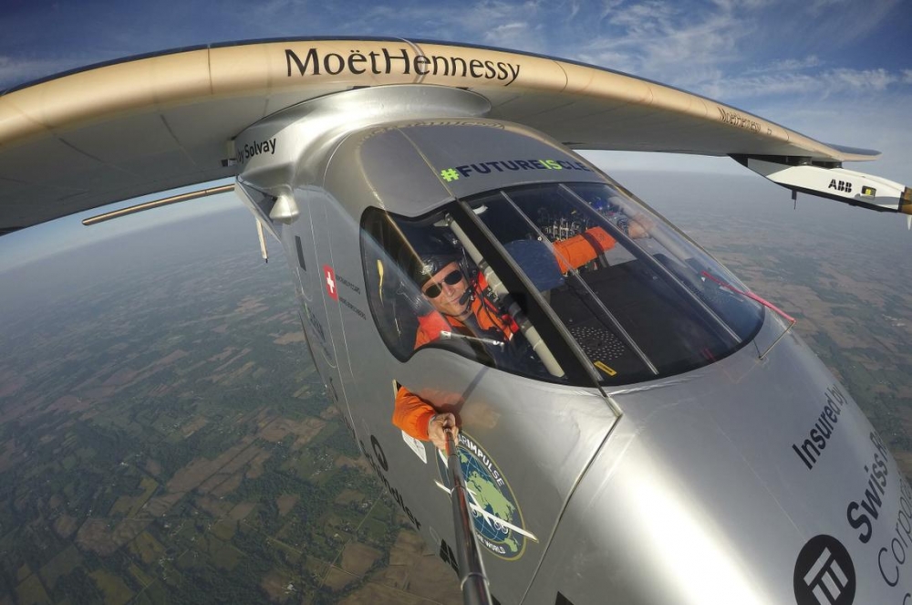 Selfi meħud mill-bdot Bertrand Piccard, li niżżel is-'Solar Impulse' f'Abu Dabi għat-tmiem tal-vjaġġ madwar id-dinja