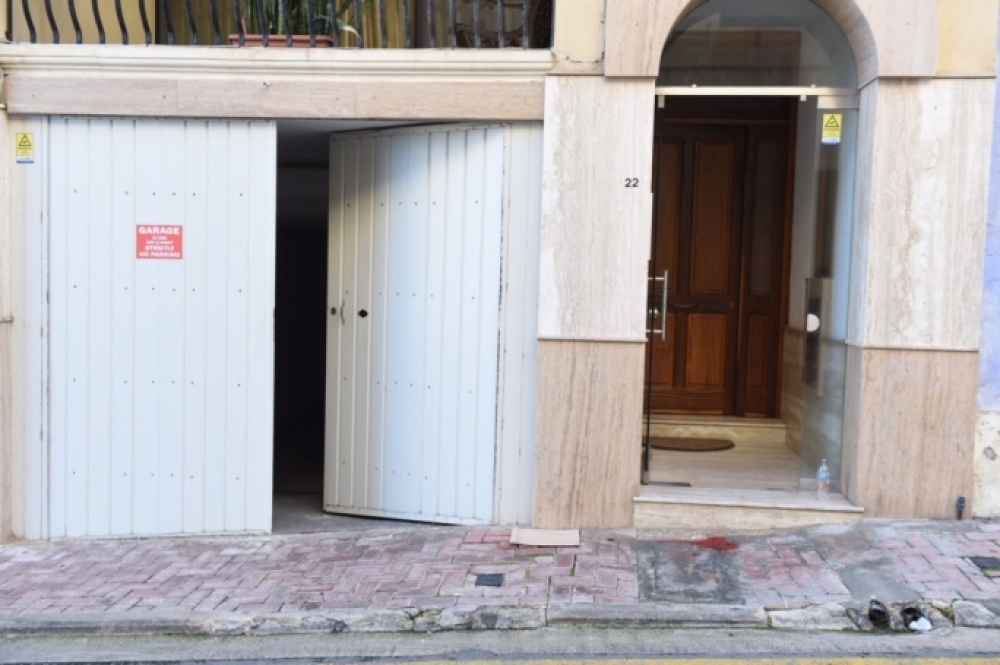 Il-faċċata tar-residenza fejn sar l-inċident b'roqgħa demm quddiem il-bieb, li ħalla omm tiġġieled għal ħajjitha | ritratt: James Bianchi