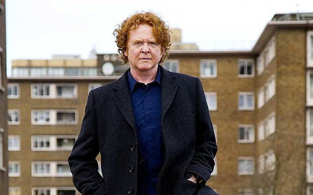 Mick Hucknell kellu relazzjonijiet sesswali ma' 1000 mara