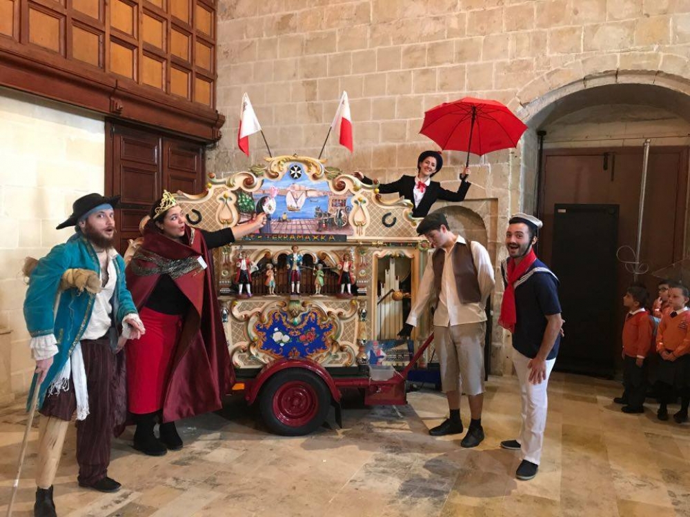  Antonella u l-atturi tagħha waqt teatru tat-triq fil-Festival tal-2017