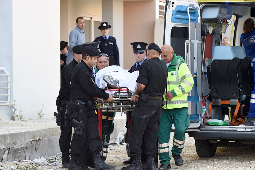 Il-ħaddiem qed jiddaħħal fl-ambulanza. Ritratt Ray Attard