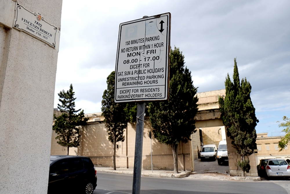 Waħda mit-tabelli li turi r-restrizzjoni tal-parkeġġ. Ritratt Chris Mangion
