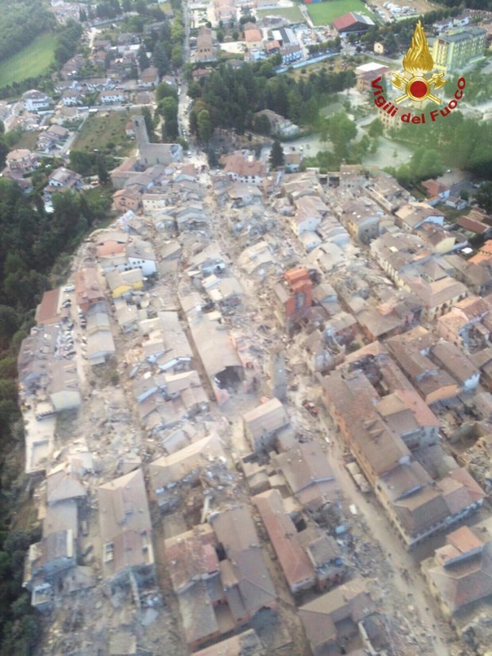 Dehra tal-villaġġ mill-ajru wara t-tifrik li ħalla warajh it-terremot