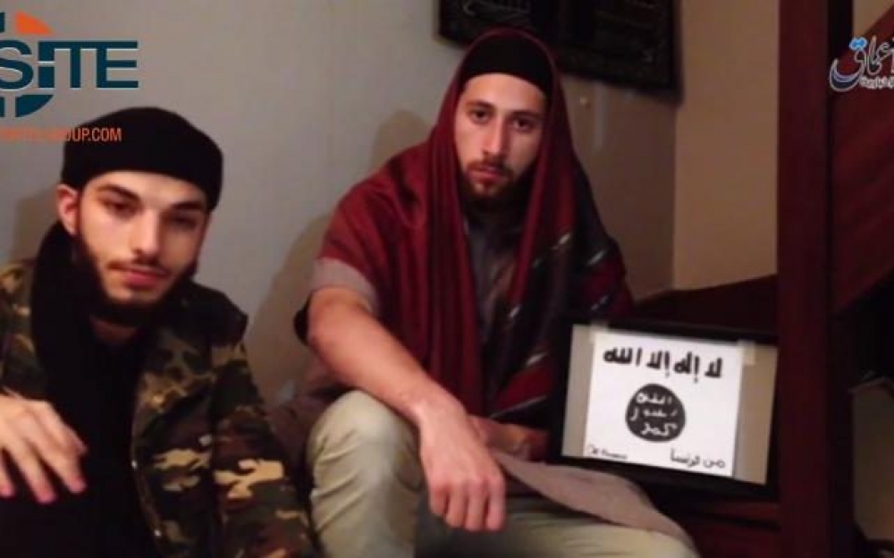 Abdel Malik Petitjean u Adel Kermiche waqt filmat fejn jaħilfu l-allejanza tagħhom lejn L-IS
