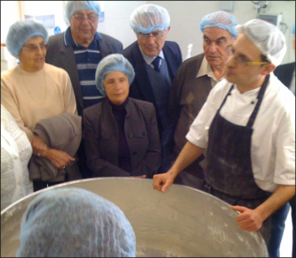 Grupp ta’ anzjani waqt żjara għand furnar