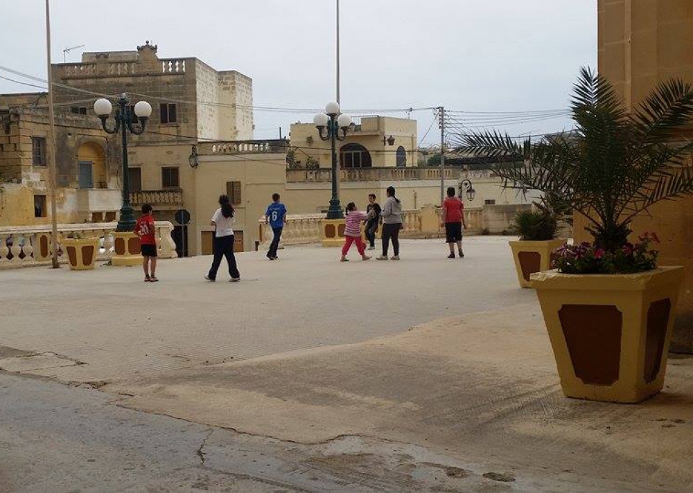 Tfal jilgħabu fuq iz-zuntir tal-knisja