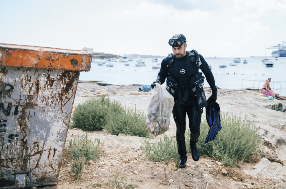 Voluntier f'Birżebbuġa