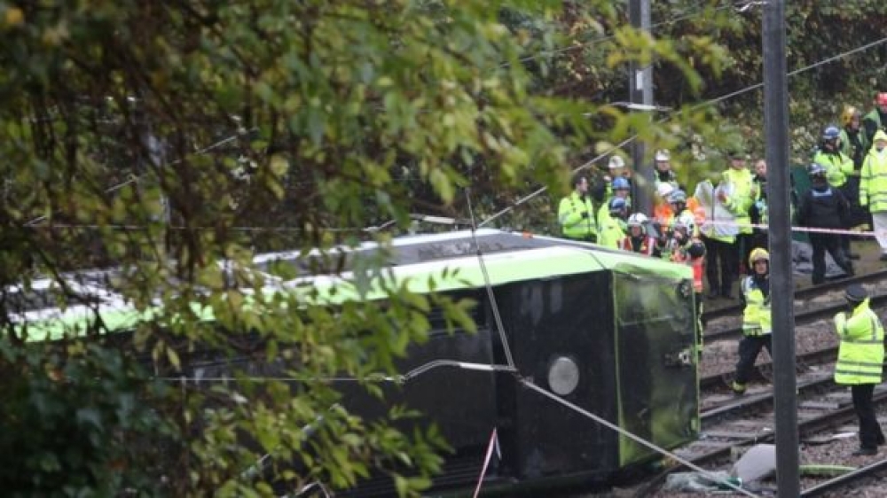 Tram jinqaleb f'Londra u jħalli 7 minn nies mejta u madwar 50 midruba