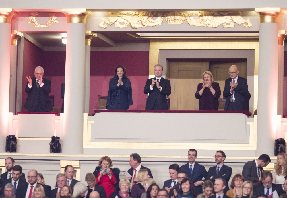 Il-President ta' Malta Marie Luuise Coleiro Preca  u  r-raġel is-Sur Edgar Preca, il-Prim Ministru Joseph Muscat u s-sinjura tiegħu Michelle Muscat, u l-ambaxxatur Malti għal Brussel  l-eċċ tiegħu Ray Azzopardi: Ritratt Ray Attard