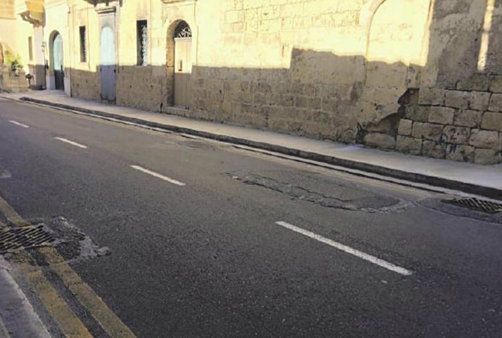 Wiċċ tat-triq mhux livellat, iwassal li meta tkun ix-xita iżżomm l-ilma għax ma jmurx fejn suppost għandu jmur