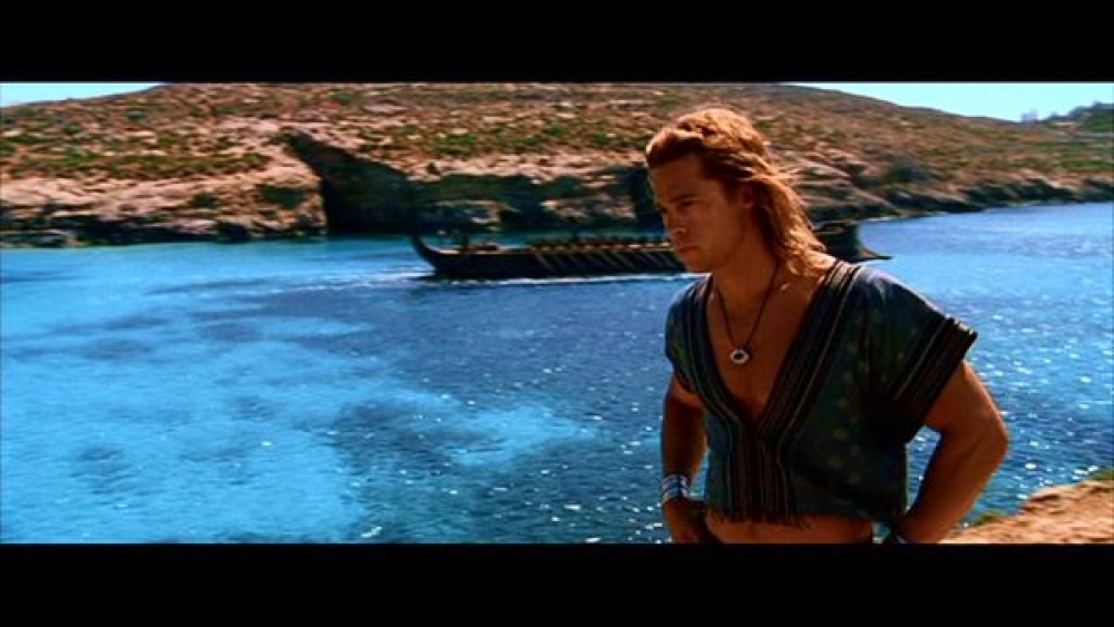 Brad Pitt, b'Kemmuna fl-isfond