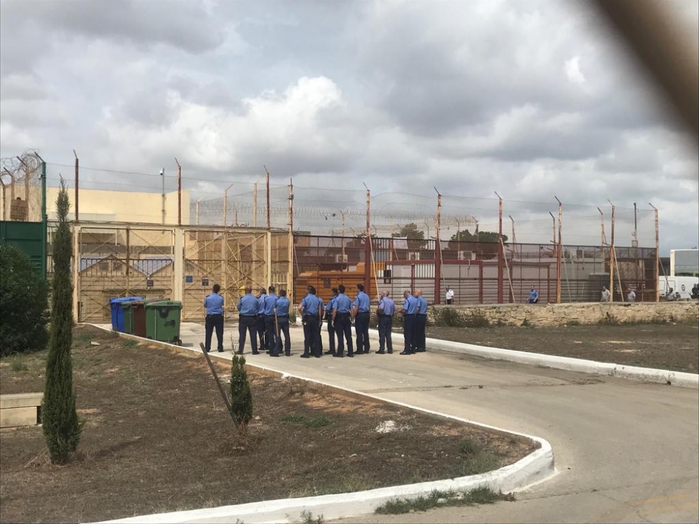 Preżenza kbira ta' Pulizija quddiem iċ-ċentru